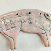 Indlæs billede til gallerivisning Opmuntrende gris, væghængt