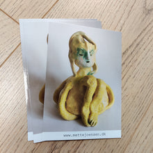Indlæs billede til gallerivisning Postkort At sidde på hænderne