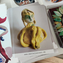 Indlæs billede til gallerivisning Postkort At sidde på hænderne